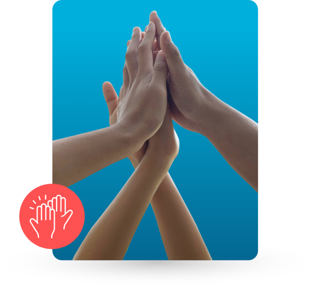 plusieurs mains qui font des high fives